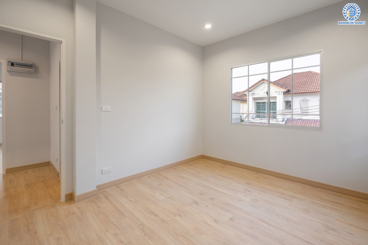 บ้านมือสองตกแต่งใหม่ ม.ธนาสิริ ปิ่นเกล้า-ราชพฤกษ์ เนื้อที่ 37.5 ตร.ว. บ้านแฝดหลังใหญ่ ตอบโจทย์ทุกการอยู่อาศัย ฟังก์ชัน 3 ห้องนอน 3 ห้องน้ำ 2 ที่จอดรถ บนทำเลติดถนนราชพฤกษ์ ใกล้วงเวียนพระราม5 รถไฟฟ้า "สถานีบางรักน้อยท่าอิฐ" และ จุดทางด่วน "กาญจนาภิเษก"